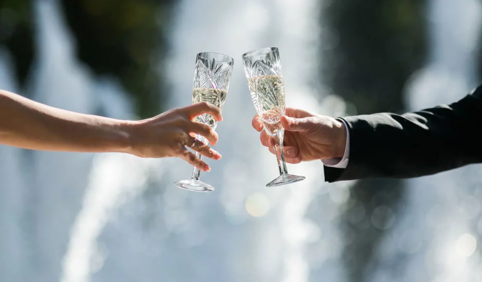 Brindis con estilo: 15 ideas de copas personalizadas para tu matrimonio