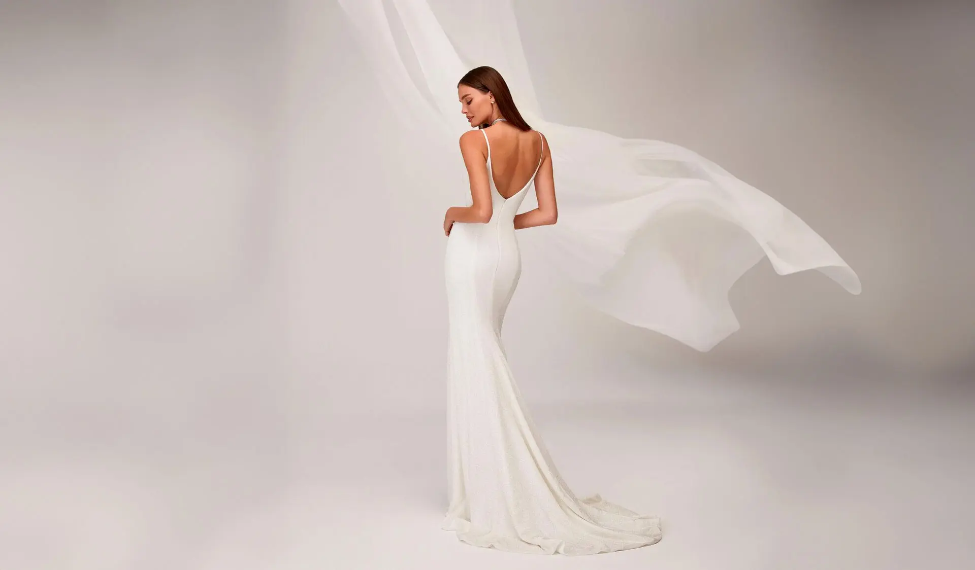Vestido de novia sencillo con escote en la espalda
